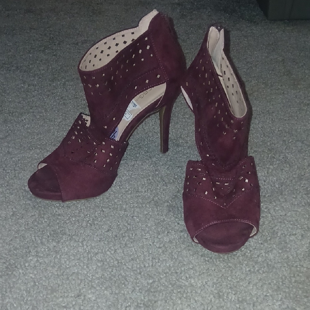 BCBGenerartion Sophie Elegant Burgundy Peep-Toe Laser cut Heels Sz 8.5 NWOT